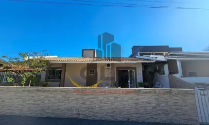 Casa Mobiliada na cidade de Itapema/SC, Bairro Várzea em Condomínio Fechado, Com 3 Quartos, sendo 1 suíte e 2 vagas de garagem. Boa Localização.