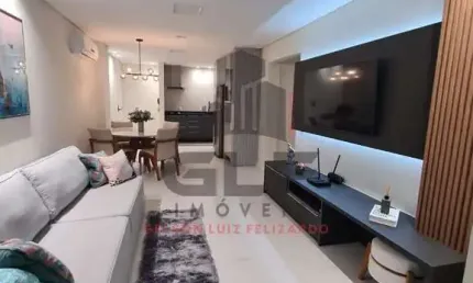 Apartamento quadra mar na cidade de itapema/sc, no bairro centro, com 2 quartos, sendo 1 suíte e 1 vagas de garagem.  localização privilegiada.