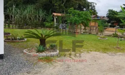 Chácara a venda na cidade de Canelinha/SC no bairro Moura, com 3.200 m². Chácara completa com lavoura, árvores frutíferas, criação de aves e muito mai