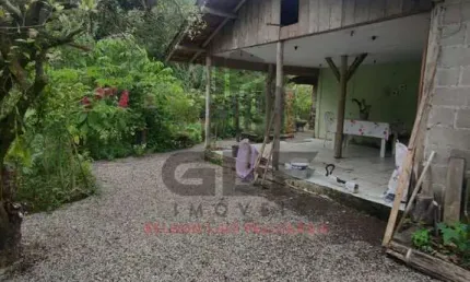 Chácara a venda na cidade de Canelinha/SC no bairro Moura, com 800 m², Casa com 4 Suítes e 2 Vagas. Lazer com Sauna e Quadra de Basquete.