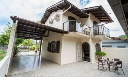 Casa em Bombinhas/SC, bairro Morrinhos. Com 3 Quartos e 4 vagas de garagem. Apenas 300 metros do Mar.