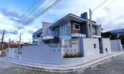 Sobrado Geminado a venda em Itapema/SC no bairro Casa Branca, com 3 Dormitórios e 2 Vagas de Garagem. Bem localizado perto da Praia de Itapema