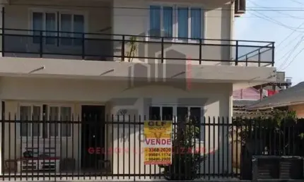 2 casas no terreno + kitnet nos fundos na cidade de itapema/sc no bairro alto são bento. terreno conta com 252 m² sendo 12 x 21. renda extra aluguel