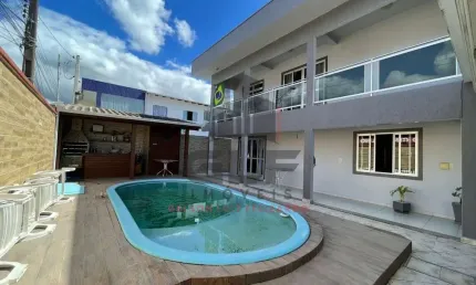 CASA ALTO PADRÃO NA CIDADE DE ITAPEMA/SC, NO BAIRRO ALTO SÃO BENTO, CONTA COM 3 QUARTOS E 5 VAGAS DE GARAGEM, 210 M² PRIVATIVOS, BEM LOCALIZADA