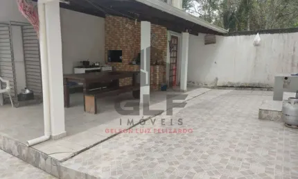 Residência completamente mobiliada no Bairro Alto São Bento, localizada na cidade de Itapema/SC. 2 KM do Mar, 3 quartos e 2 vagas de garagem