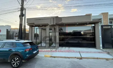 Linda Casa Nova Mobiliada + Sala Comercial à venda na cidade de Itapema/SC, Bairro Morretes! Terreno com 405m² e 2 suítes. Ampla área externa com chur