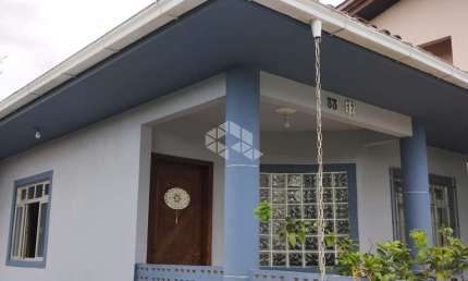CASA DE DOIS ANDARES SENDO 3 DORMITÓRIOS/ QUARTOS COM 1 SUÍTE NO BAIRRO FORQUILINHAS - SÃO JOSÉ NO VALOR DE R$ 760.000,00.