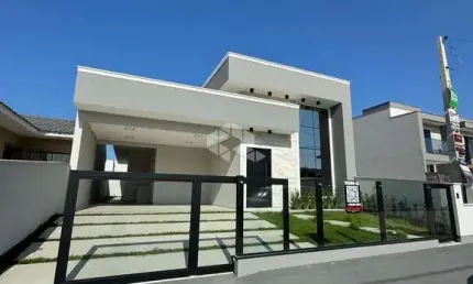 CASA SENDO 3 DORMITÓRIOS/ QUARTOS COM 1 SUÍTE EM PALHOÇA - SC NO VALOR DE R$ 780.000,00.