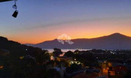 COBERTURA SENDO MAIS 4 APARTAMENTOS E 1 LOFT À VENDA NO BAIRRO BARRA DA LAGOA - FLORIANÓPOLIS