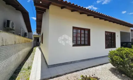 CASA COM 3 DORMITÓRIOS/QUARTOS EM PALHOÇA - SC Á VENDA POR R$ 689.000,00.