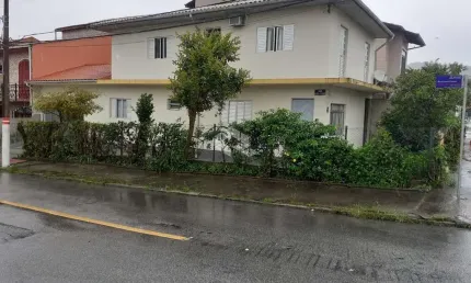 CASA COM 4 DORMITÓRIOS/ QUARTOS SENDO 1 SUÍTE  EM SÃO JOSÉ SC, BAIRRO BELA VISTA À VENDA POR R$ 780.000,00.