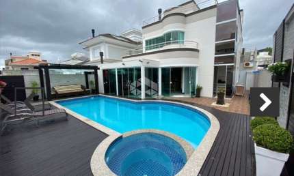 Casa a venda na pedra branca com 3 suítes, spa e mobiliada