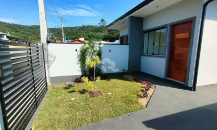 Casa geminada com 2 dormitórios, sendo 1 suíte, 1 vagas descoberta e 55m² para vender por r$ 395.000,00