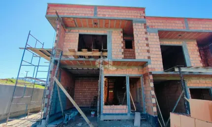 Casa sobrado com 2 dormitórios, sendo 2 suítes, 1 vaga coberta e 112m² para vender por r$ 550.000,00