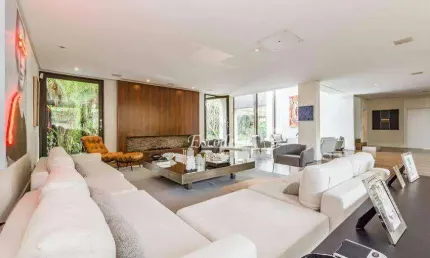 Casa com projeto de arthur casas e paisagismo de gil fialho em jardim europa - são paulo - sp