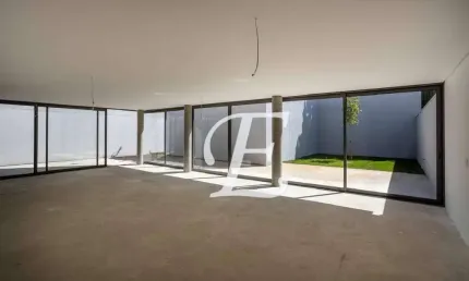 Casa de Alto Padrão com 424m² área Construída, 4 quartos, 4 suítes e 4vagas de garagem em Condomínio no Jardim Europa.