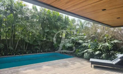 Impecável, moderna e aconchegante. Totalmente reformada, com 4 suítes à venda, 582 m² por R$ 11.000.000 - Alphaville - Barueri/SP