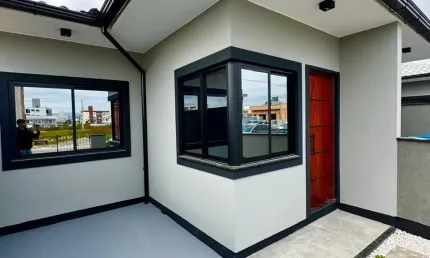 Casa dois dormitórios com excelente padrão de acabamento no nova palhoça