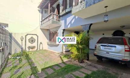 Transforme sua vida! Casa luxuosa com 5 quartos e 4 Banheiros, hidromassagem, varandas, jardim, 4 vagas - 358 m² por R$ 1.260.000 . Sto Antônio.