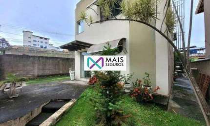 Excelente Casa com 3 dormitórios, sendo 1 Suite com closet, 3 vagas de garagem e Quintal , 180 m² por R$ 525.000