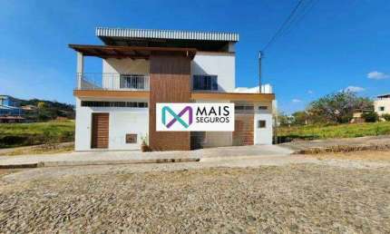 Casa com 3 dormitórios e 4 banheiros à Venda, 249 m² por R$ 580.000