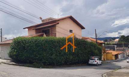 Sobrado à venda com 3 dormitórios (1 suíte master), 4 vagas na garagem, área gourmet, espaço para piscina, 3 min. do Pq. da cidade em Mogi das Cruzes