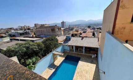 Excelente sobrado a venda com 7 Quartos (3 suítes, 1 com hidro), 5 banheiros, piscina e área gourmet com trio caipira por R$ 1.710.000