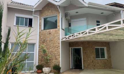 Sobrado para Locação na Vila Oliveira, 4 dormitórios, sendo 2 suítes, 4 banheiros, 6 vagas, piscina e área gourmet por R$ 8.000,00