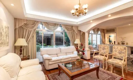 Vende ou aluga casa com 480m², 5 suítes, 6 vagas, piscina e churrasqueira, no Brooklin.