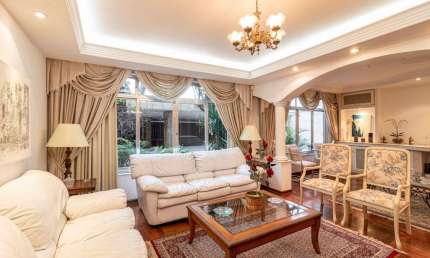 Vende ou aluga casa com 480m², 5 suítes, 6 vagas, piscina e churrasqueira, no Brooklin.