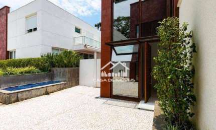 Vende casa de alto padrão em condomínio com 4 suítes e 8 vagas no Campo Belo.