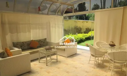 Vende ou aluga casa térrea com 4 suítes, piscina e churrasqueira.