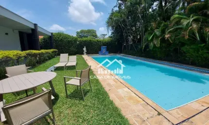 Vende casa térrea com 580m², piscina e 3 dormitórios.
