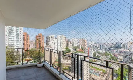 Vende excelente apartamento para reforma com 187m² e lazer no morumbi.
