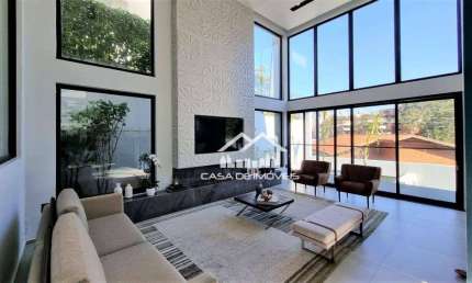 Vende magnífica casa em condomínio com 4 suítes, piscina, academia e muita luz natural no Jardim Vitória Regia.