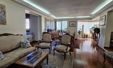Vende apartamento com 700m², 4 suítes e 5 vagas no Morumbi.