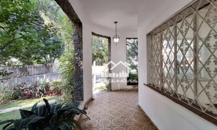 Vende casa com 252m², 4 dormitórios, 1 suíte, área externa grande, 8 vagas , no campo belo.