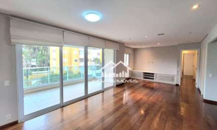 Vende apartamento com 3 suítes, varanda com churrasqueira, em condomínio clube, no Panamby.