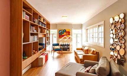 Sobrado à venda de 222m², com 3 suítes e 4 vagas no Jd. Londrina.