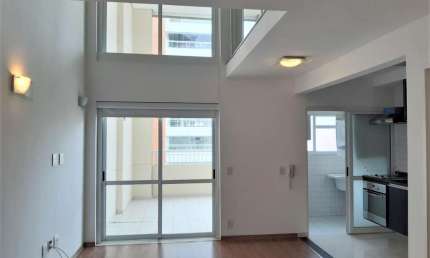 Aluga apartamento duplex, 1 suíte, 2 vagas na Vila Olímpia.