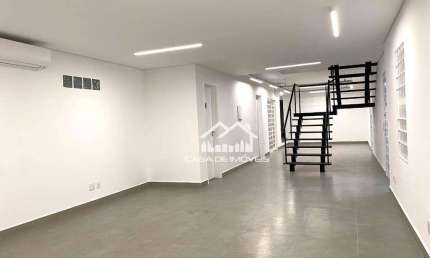 Aluga casa comercial na Vila Olímpia com  254m² e ótimos espaços internos.
