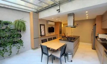 Vende linda casa em condomínio com aproximadamente 220m²,  4 dormitórios, 2 vagas e espaço gourmet, na Vila Andrade
