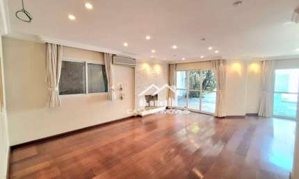 Vende ou aluga casa no Morumbi com 4 suítes, piscina, churrasqueira e 8 vagas de garagem, próximo ao estádio.