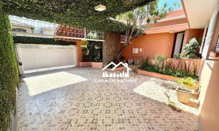 Vende casa com 404m², 4 dormitórios sendo 2 suítes, 4 vagas, churrasqueira e sauna, na Chácara Monte Alegre