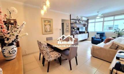 Vende apartamento no Embaré, com 108m², com 2 dormitórios sendo 1 suíte, 1 vaga a 1 quadra da praia.