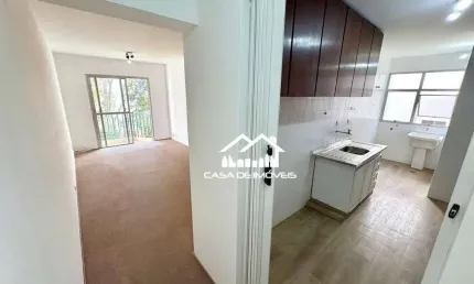 Vende apartamento de 70m², com 2 dormitórios, sendo 1 suíte, 2 vagas e varanda, na vila andrade