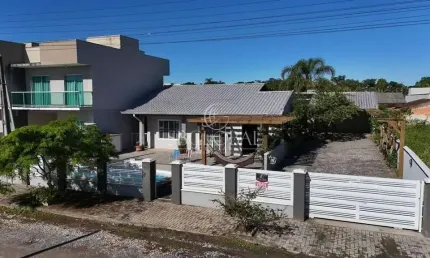 Casa com piscina e terreno de 540m² na Barra do Saí em Itapoá SC