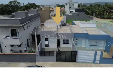 Casa com alto padrão de acabamento, 03 dormitórios e próxima ao mar