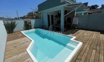 Casa com piscina e 03 dormitórios na Barra do Saí em Itapoá SC. Próxima ao mar!