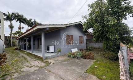 Casa com 04 dormitórios e amplo espaço de terreno, localizada no Balneário São José em Itapoá/SC